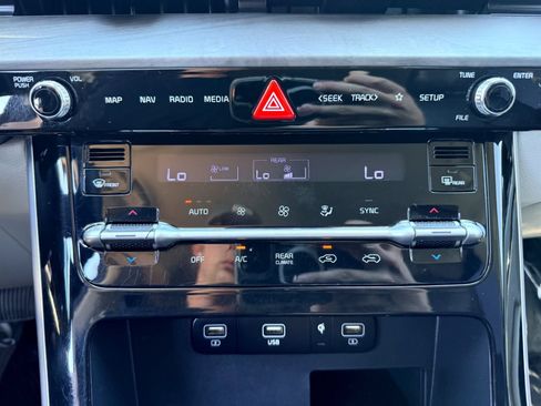 Used 2023 Kia Carnival EX FWD image 19
