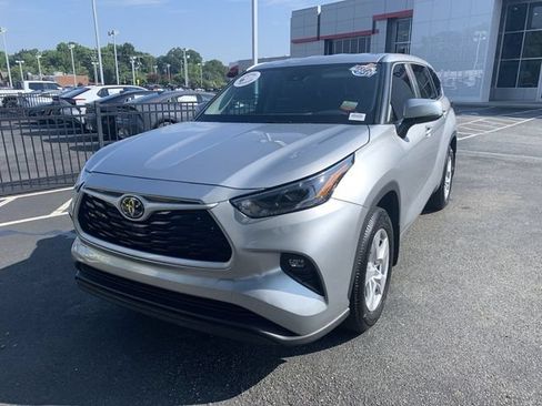 Used 2025 Toyota Highlander LE FWD image 4