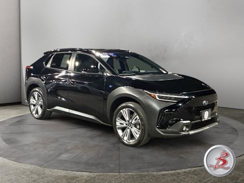 Used 2023 Subaru Solterra Limited image 1