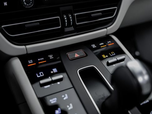Used 2025 Porsche Macan AWD/4WD image 49