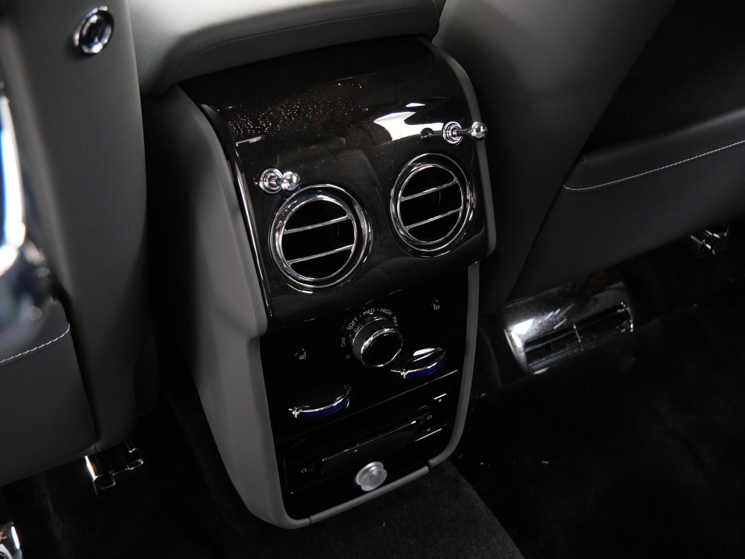 Certified 2024 Rolls-Royce Cullinan w/ Cullinan Package AWD/4WD image 28