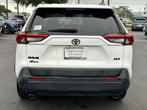 Used 2021 Toyota RAV4 XLE w/ Convenience Package FWD image 7