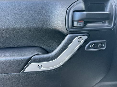 Used 2017 Jeep Wrangler Unlimited Rubicon w/ Connectivity Group image 10