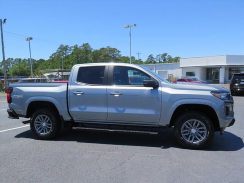 Used 2024 Chevrolet Colorado LT RWD image 2