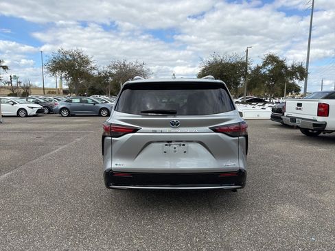 Used 2025 Toyota Sienna Limited image 4