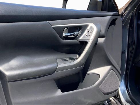 Used 2017 Nissan Altima FWD image 21