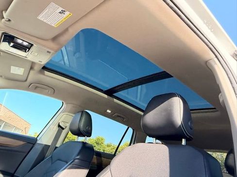 Used 2024 Volkswagen Atlas SE w/ Panoramic Sunroof Package FWD image 12