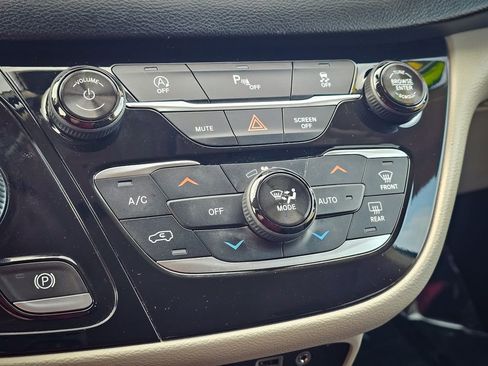 Used 2018 Chrysler Pacifica Touring Plus image 24