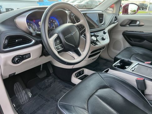 Used 2018 Chrysler Pacifica Limited image 22