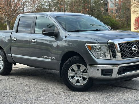 Used 2018 Nissan Titan SV w/ SV Convenience Package image 1