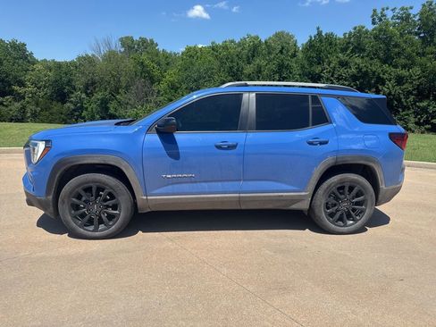 Used 2025 GMC Terrain Elevation w/ Elevation Premium Package AWD/4WD image 2