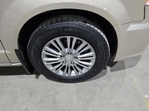 Used 2016 Chrysler Town & Country Touring-L image 21