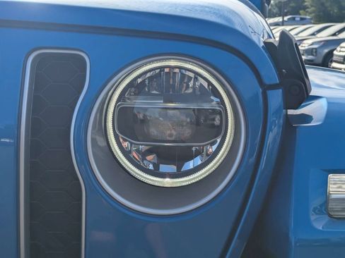 Used 2022 Jeep Wrangler Unlimited Sahara AWD/4WD image 9