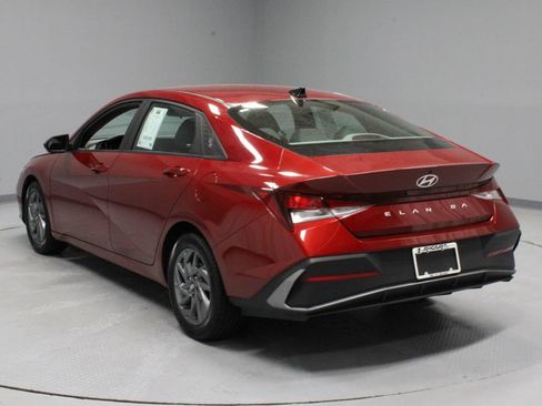 Used 2024 Hyundai Elantra SEL FWD image 9