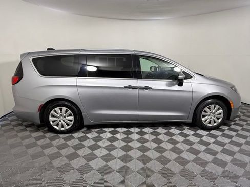 Used 2018 Chrysler Pacifica L FWD image 7