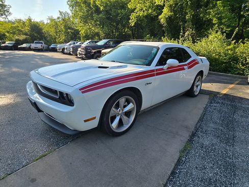 Used 2014 Dodge Challenger R/T RWD image 2