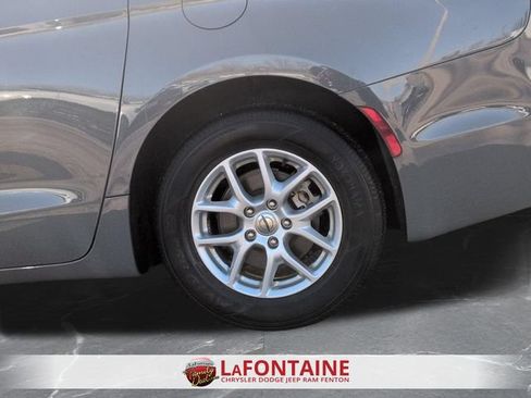 Used 2023 Chrysler Pacifica Touring-L FWD image 31