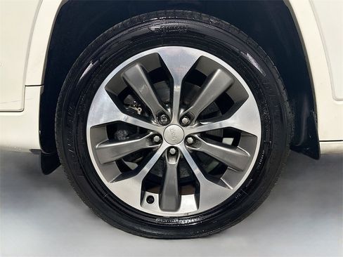 Used 2019 Jeep Cherokee Overland w/ Technology Group image 34