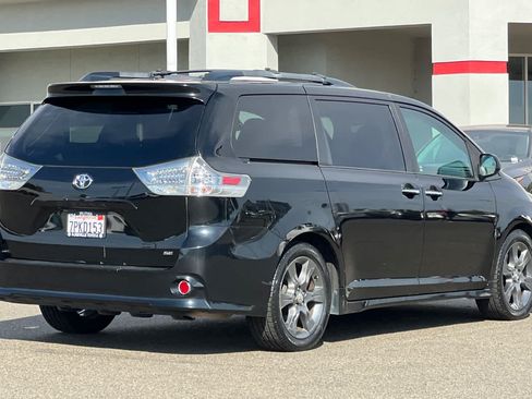 Used 2015 Toyota Sienna SE w/ SE Preferred Package FWD image 2