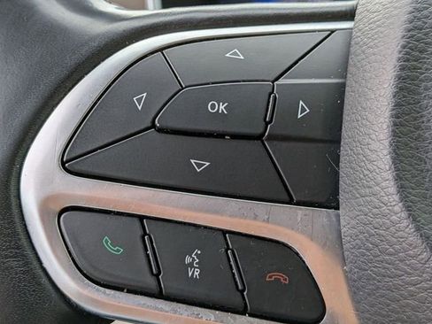 Used 2019 Chrysler Pacifica Touring-L FWD image 19