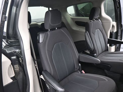 Used 2022 Chrysler Voyager LX image 45
