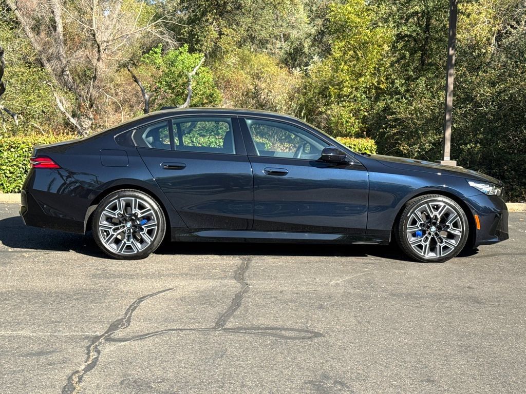 Used 2026 BMW 530i xDrive w/ M Sport Package AWD/4WD image 4