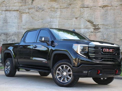 Used 2024 GMC Sierra 1500 AT4 w/ Technology Package AWD/4WD image 9