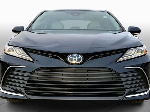 Used 2021 Toyota Camry XLE image 3