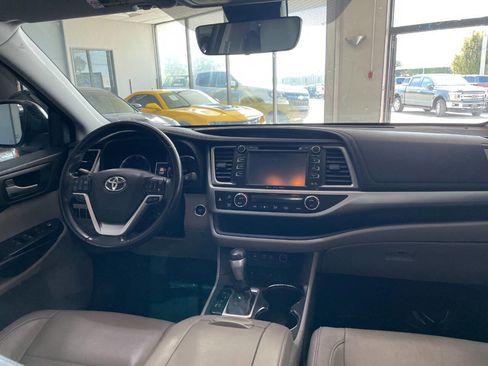 Used 2017 Toyota Highlander XLE image 27
