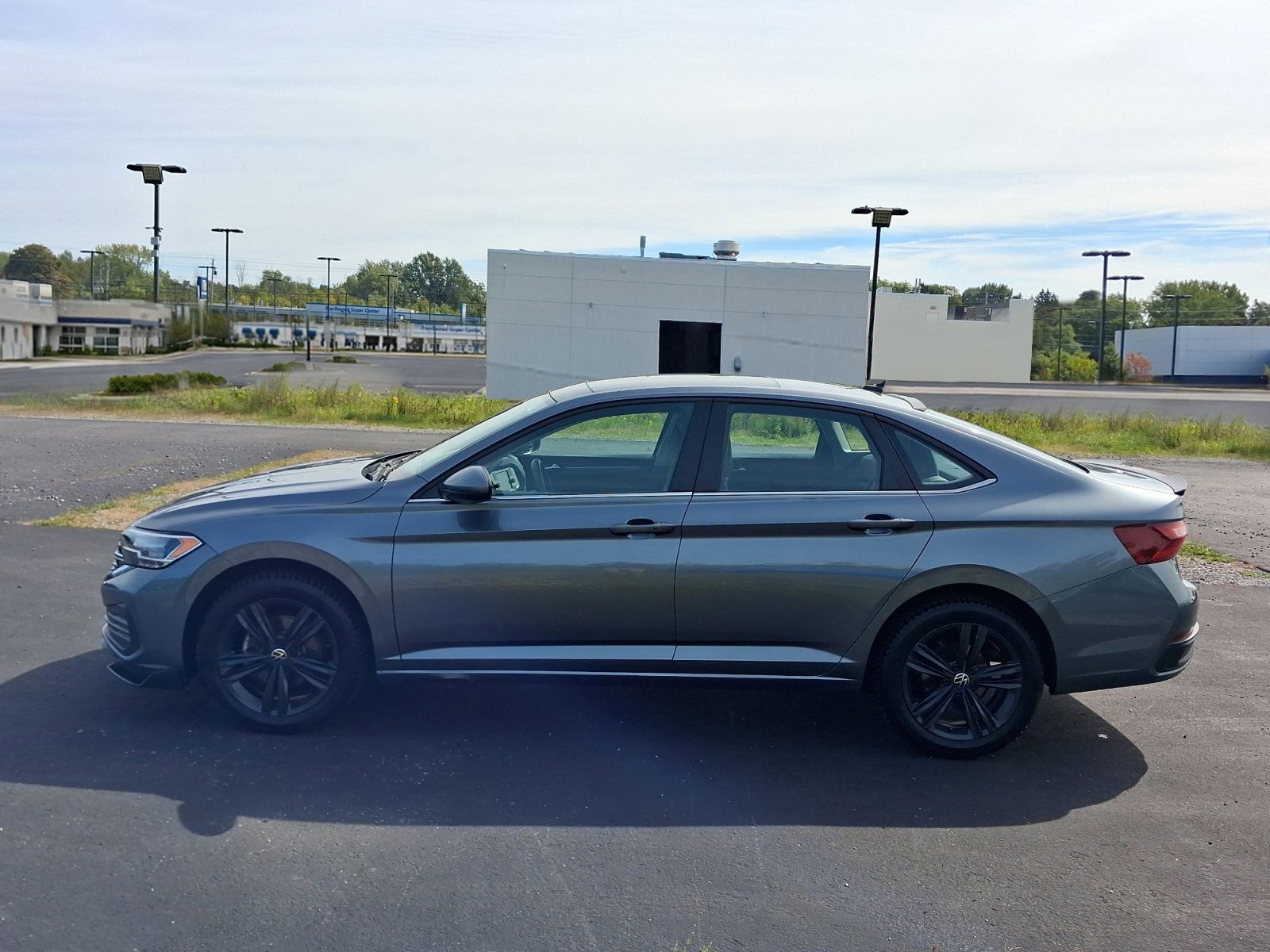 Used 2022 Volkswagen Jetta SE FWD image 2