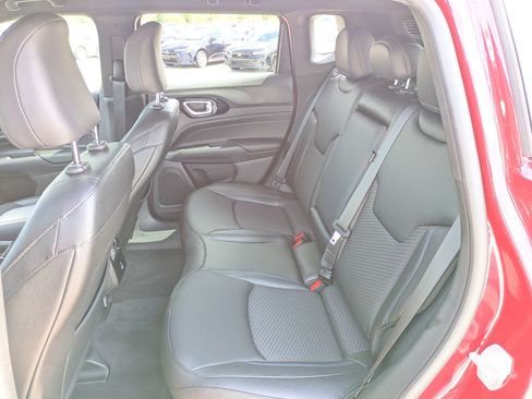 Used 2025 Jeep Compass Latitude w/ Convenience Group AWD/4WD image 17