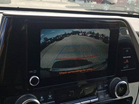 Used 2024 Toyota Highlander LE AWD/4WD image 18