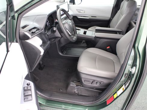 Used 2026 Toyota Sienna XLE FWD image 14