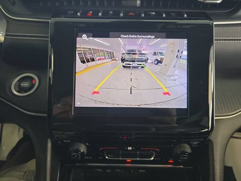 Used 2023 Jeep Grand Cherokee Laredo AWD/4WD image 16