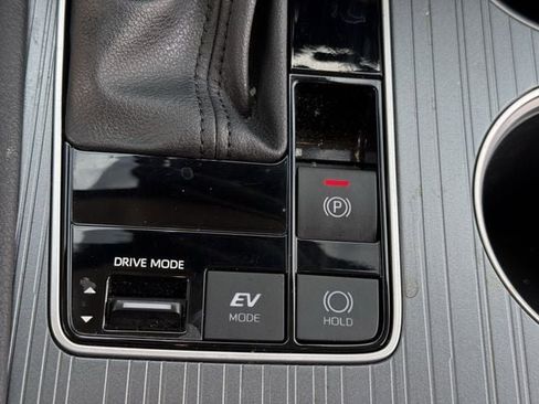 Used 2025 Toyota Sienna XLE FWD image 21