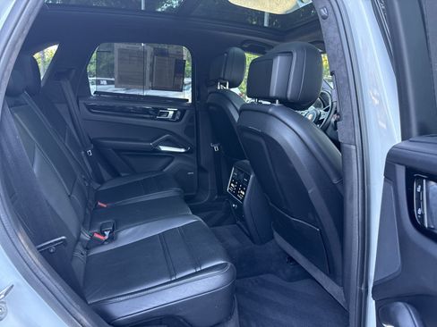 Used 2022 Porsche Cayenne Turbo AWD/4WD image 35