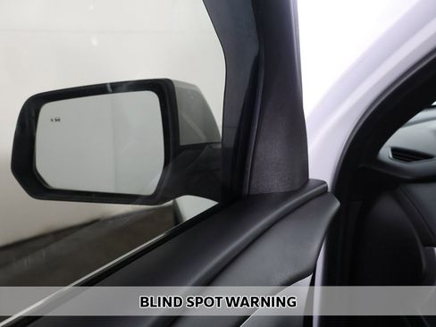 Used 2023 Chevrolet Traverse LT image 4