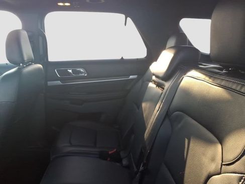 Used 2019 Ford Explorer Limited w/ Class III Trailer Tow Package FWD image 9