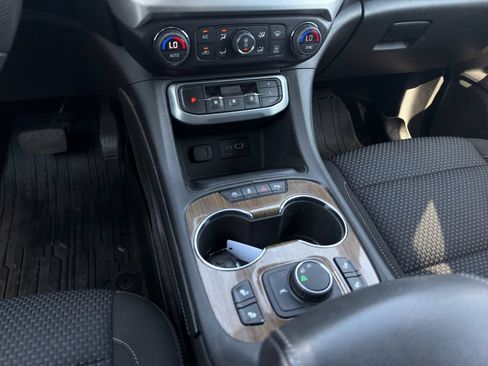 Used 2022 GMC Acadia SLE w/ Driver Convenience Package FWD image 15
