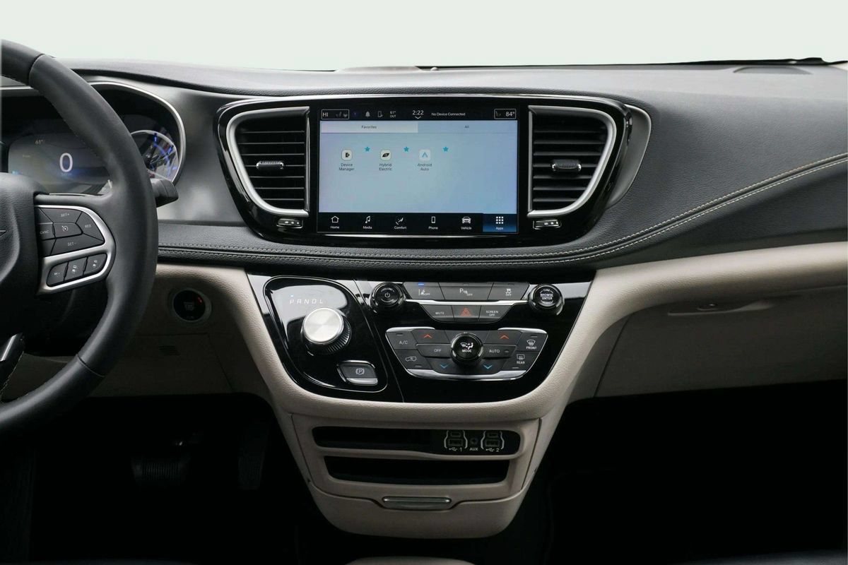 Used 2023 Chrysler Pacifica Touring-L FWD image 23
