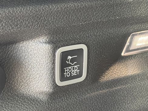 Used 2023 Jeep Grand Cherokee L Laredo image 16