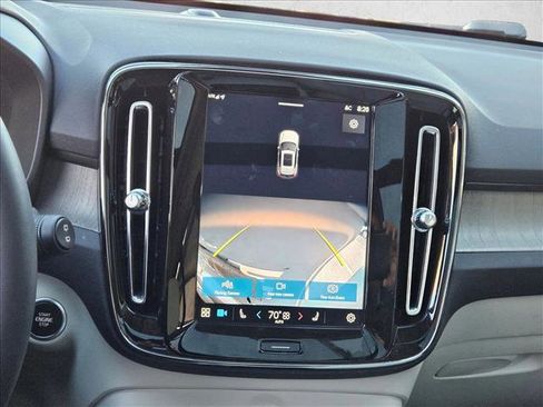 Used 2023 Volvo XC40 B5 Plus image 16