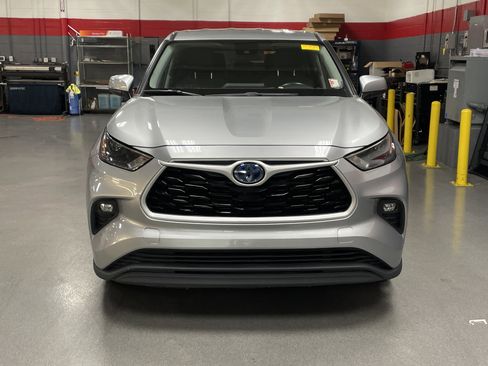 Used 2023 Toyota Highlander LE image 3