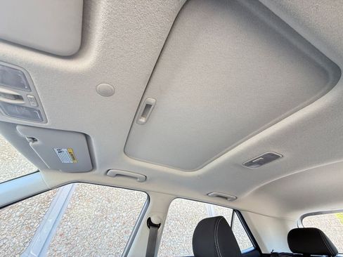 Used 2025 Hyundai Venue SEL image 30