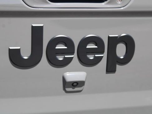Used 2022 Jeep Gladiator Overland AWD/4WD image 12