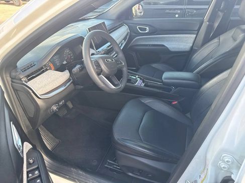 Used 2023 Jeep Compass Latitude AWD/4WD image 5