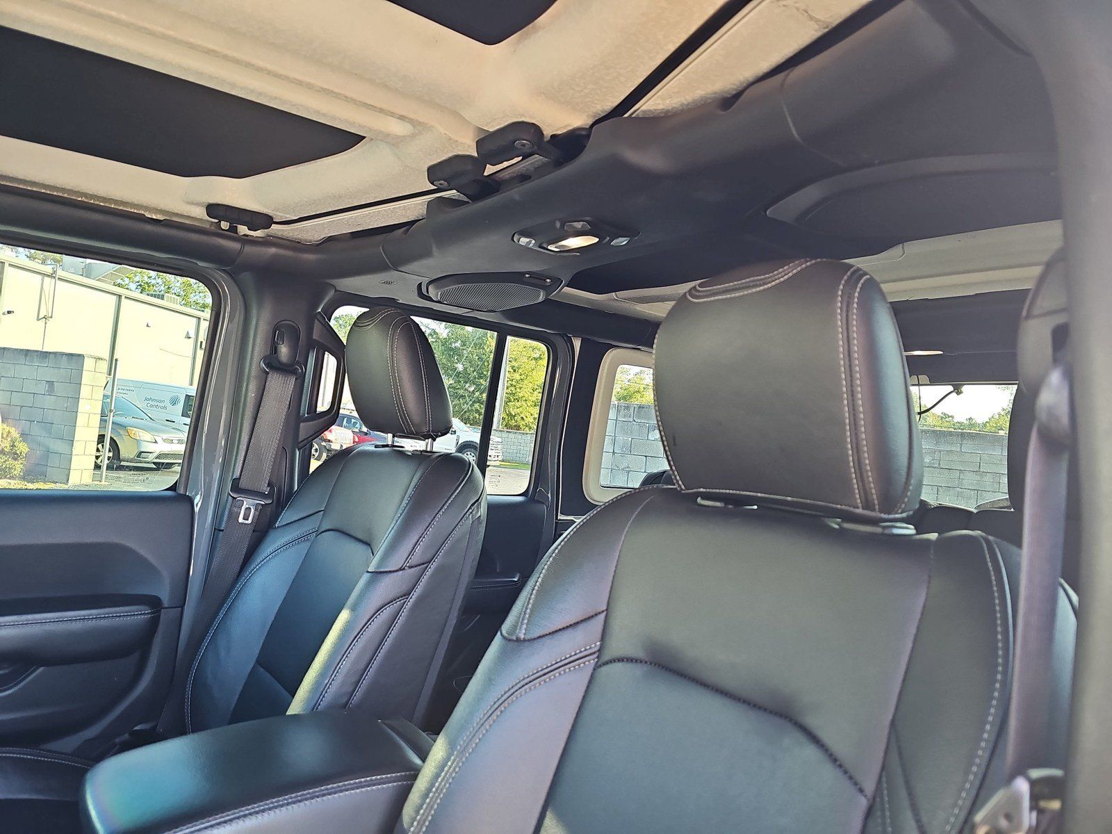 Used 2018 Jeep Wrangler Unlimited Sahara AWD/4WD image 14