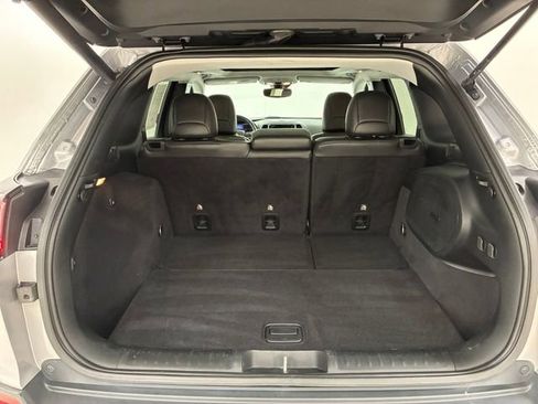 Used 2019 Jeep Cherokee Limited w/ Luxury Group AWD/4WD image 17