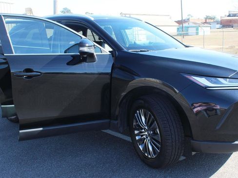 Used 2023 Toyota Venza XLE image 10