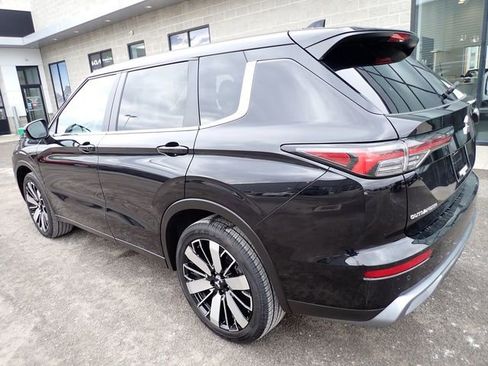 Used 2025 Mitsubishi Outlander SE image 3